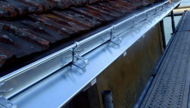 Gouttière zinc posée sur toiture
