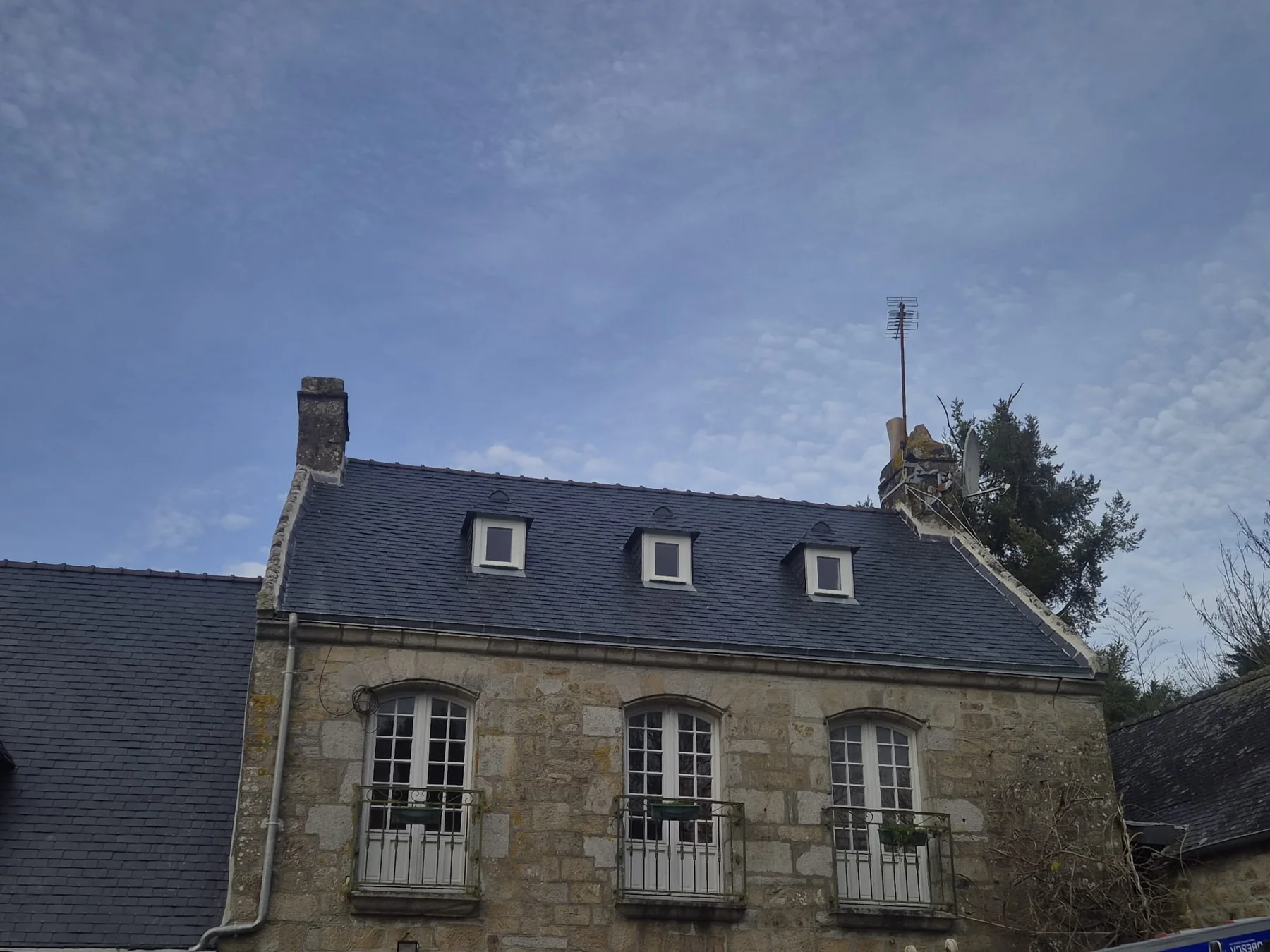 Maison pierre toiture rénovée