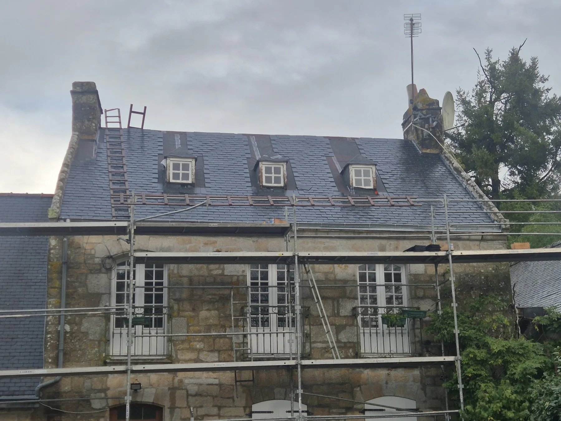 Rénovation ardoise avec échafaudage